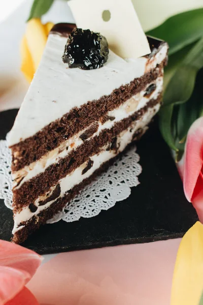Шматок Шоколадного Торта Тюльпанів Столі — стокове фото