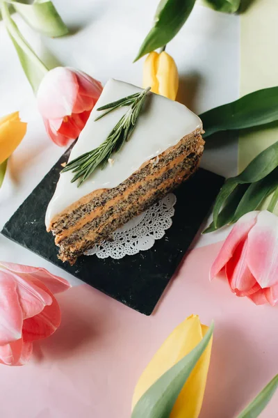 Morceau Gâteau Avec Brindille Romarin Tulipes Sur Table — Photo