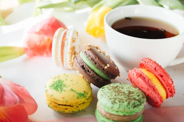 Cup Tea Delicious Macaroon Bright Tulips Sweet Dessert — Stock Photo, Image