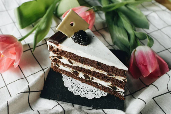 Шматок Шоколадного Торта Тюльпанів Столі — стокове фото