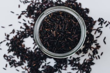 ham siyah pirinç, makro ile cam kavanoz