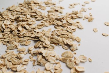 Beyaz arka planda ham yulaf-Flakes scatterd