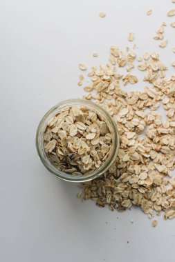 beyaz arka plan üzerinde ham yulaf gevreği ile kavanoz