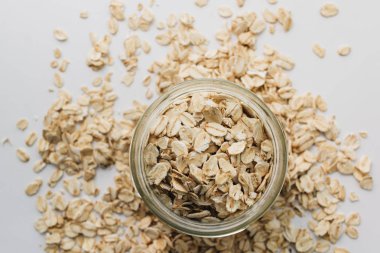 beyaz arka plan üzerinde ham yulaf gevreği ile kavanoz