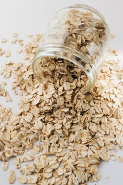 beyaz arka plan üzerinde ham yulaf gevreği ile kavanoz