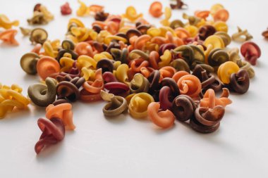 Beyaz arka planda pişmiş parlak makarna yığını    