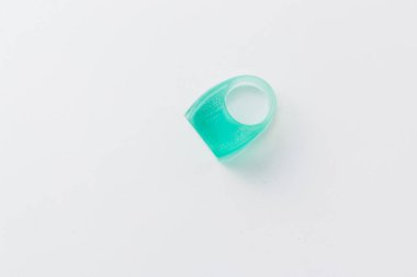 gri arka plan üzerinde modern tarzda plastik halka