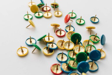 beyaz arka plan üzerinde renkli kağıt pimleri yığını, düz yatıyordu