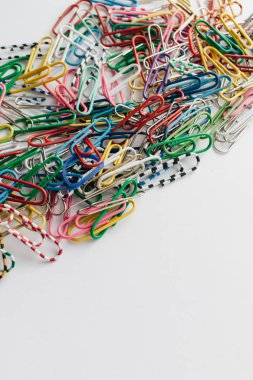 Beyaz arka planda, düz renkli ataç yığını lay