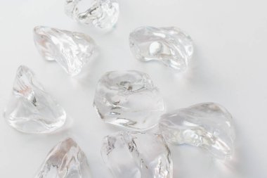 Beyaz arka planda dağınık kristaller, güzel taşlar