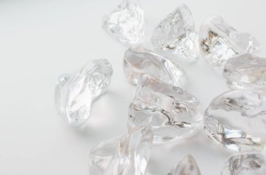 Beyaz arka planda dağınık kristaller, güzel taşlar