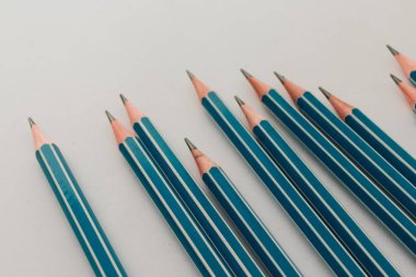 beyaz zemin üzerine kalem bileşimi