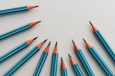 beyaz zemin üzerine kalem bileşimi