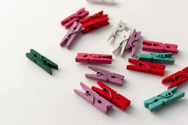 dağınık giysi beyaz arka plan üzerinde izole mandal yığını