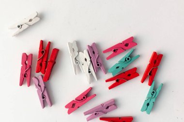 dağınık giysi beyaz arka plan üzerinde izole mandal yığını