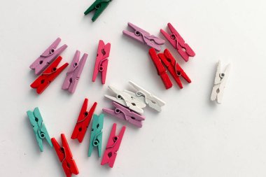 dağınık giysi beyaz arka plan üzerinde izole mandal yığını