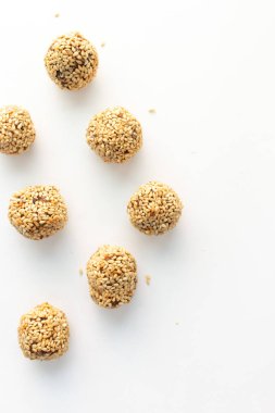 Beyaz arka planda fındık ve susam ile sağlıklı ev yapımı kurabiye