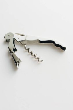 beyaz zemin üzerine metal tirbuşon