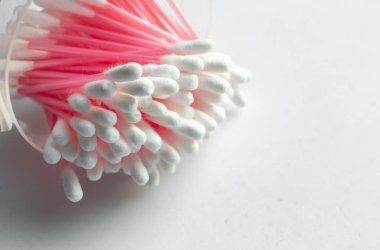 Beyaz arkaplanda kırmızı pamuklu çubuklar