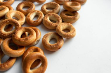 Beyaz arka plan üzerinde izole gevrek cracknels yığını