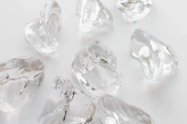 Spridda Kristaller Vit Bakgrund Vackra Pärlor — Stockfoto