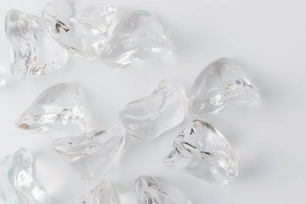 白色背景上散落的水晶 美丽的宝石 — 图库照片