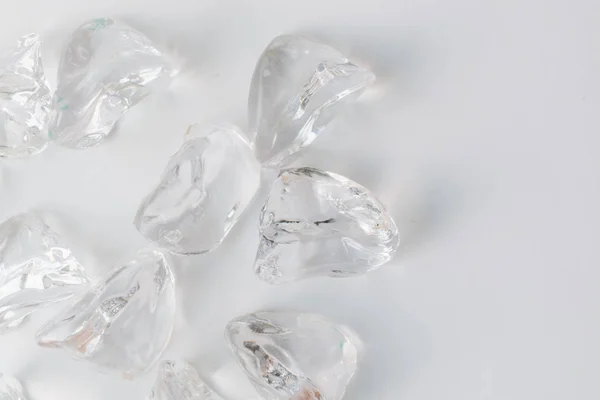 白色背景上散落的水晶 美丽的宝石 — 图库照片