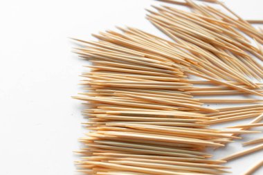 Beyaz arka planda dağınık kürdan yığını