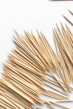 Beyaz arka planda dağınık kürdan yığını