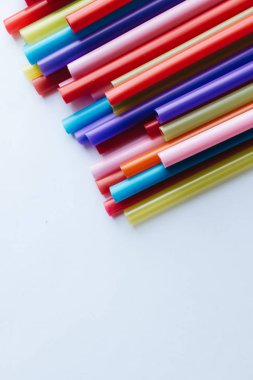 Beyaz arka plan üzerinde renkli kokteyl çöp yığını