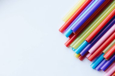 Beyaz arka plan üzerinde renkli kokteyl çöp yığını