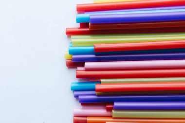 Beyaz arka plan üzerinde renkli kokteyl çöp yığını