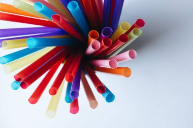 Beyaz arka plan üzerinde renkli kokteyl çöp yığını