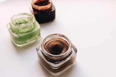 Beyaz arka planda küçük kavanozlarda farklı reçeller, üst görünüm