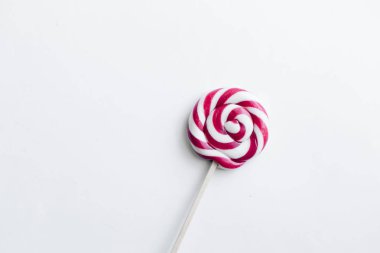 Beyaz arka planda tatlı pembe lolipop