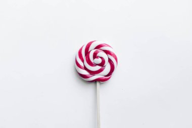 Beyaz arka planda tatlı pembe lolipop