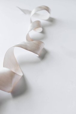 beyaz arkaplanda hafif kurdele dekorasyonu