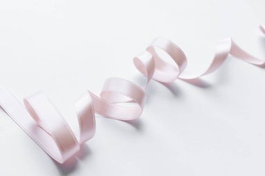 Beyaz arka planda açık pembe şerit dekorasyon