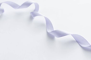 beyaz arka plan üzerinde açık mor kurdele dekorasyon