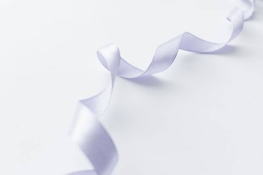 beyaz arka plan üzerinde açık mor kurdele dekorasyon