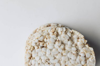  Beyaz arka planda gevrek, sağlıklı yiyecekler.