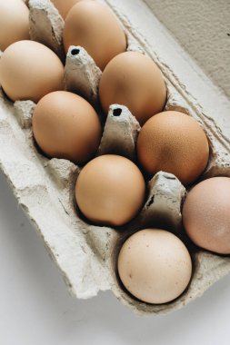beyaz arka plan üzerinde karton paket te tavuk yumurtası