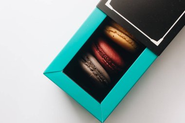kutusu ile lezzetli parlak macaroons, tatlı tatlı 