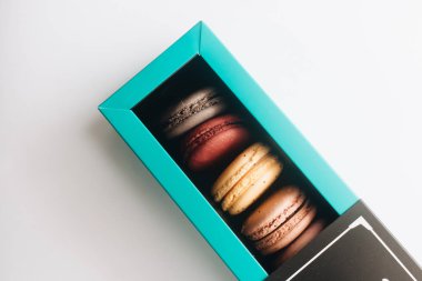 kutusu ile lezzetli parlak macaroons, tatlı tatlı 
