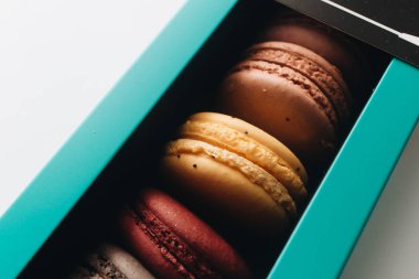 kutusu ile lezzetli parlak macaroons, tatlı tatlı 