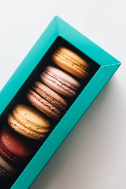 kutusu ile lezzetli parlak macaroons, tatlı tatlı 