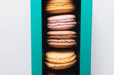 kutusu ile lezzetli parlak macaroons, tatlı tatlı 