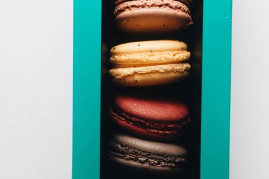 kutusu ile lezzetli parlak macaroons, tatlı tatlı 
