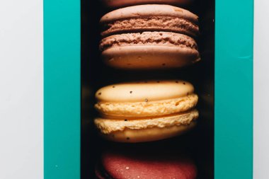 kutusu ile lezzetli parlak macaroons, tatlı tatlı 