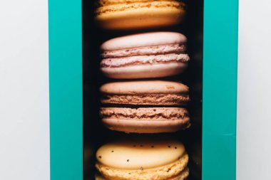 kutusu ile lezzetli parlak macaroons, tatlı tatlı 
